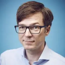 Ein Bild von Ralph Caspers vor blauen Hintergrund
